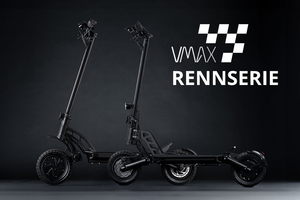 Ein Bild von dem VMAX R40 E-Scooter und dem VMAX R55 Scooter vor einem dunklen Hintergrund und einem Schriftzug "VMAX RENNSERIE"