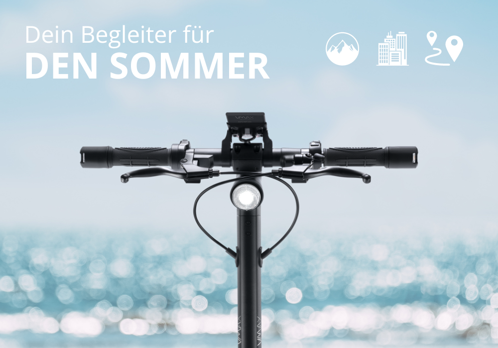 Ein E-Scooter Lenkrad, welches am Strand vor einem Meer zu sehen ist mit der Überschrift "Dein Begleiter für den Sommer"